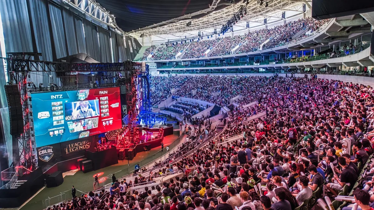Arena lotada em dia de jogo do CBLOL