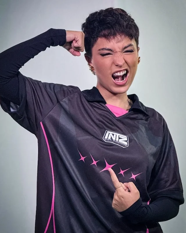 IA Melo, criadora da INTZ, de uniforme