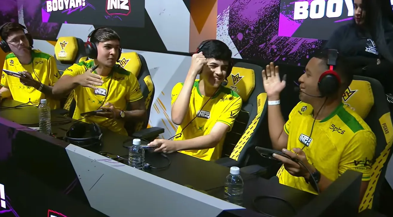 Time da INTZ comemora na bancada