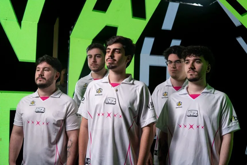 Elenco da INTZ em sessão de conteúdo
