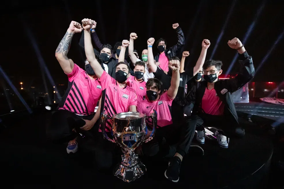 Elenco da INTZ comemorando com a taça do CBLOL