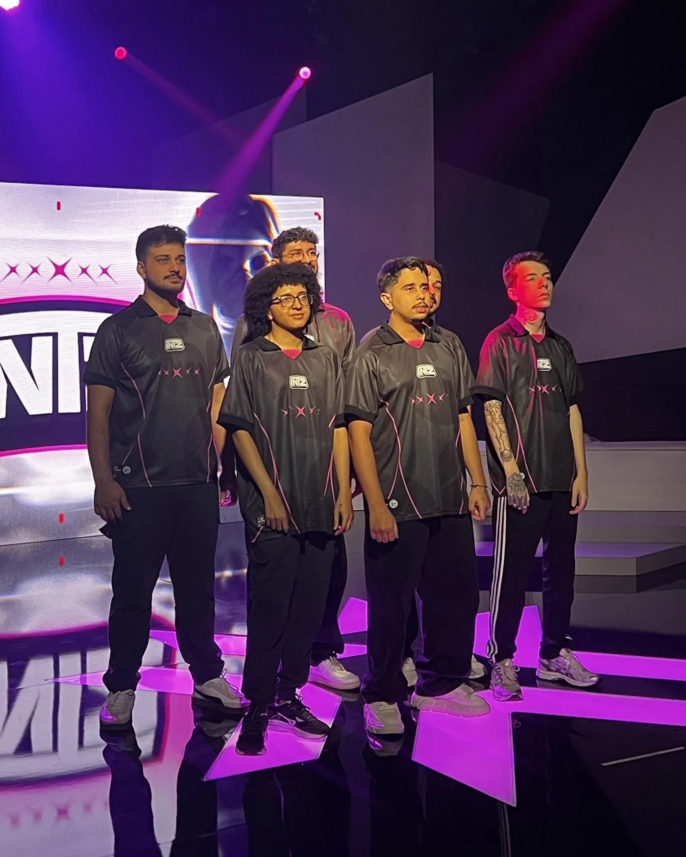 Elenco da INTZ no palco em dia de jogo